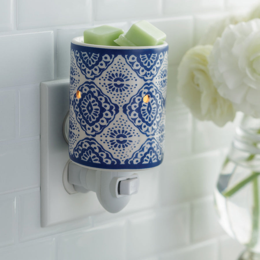 Pluggable classic fragrance warmer - Indigo Porcelain